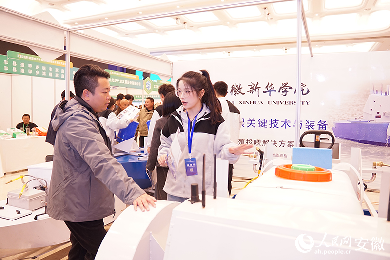 團(tuán)隊學(xué)生解答客商疑問。人民網(wǎng) 丁紀(jì)攝.jpg